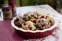 Mini cakes with fresh fruits